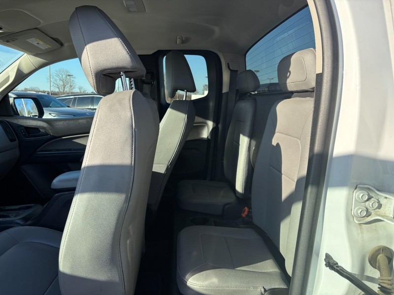 GMC Canyon Vehicle Full-screen Gallery Image 10