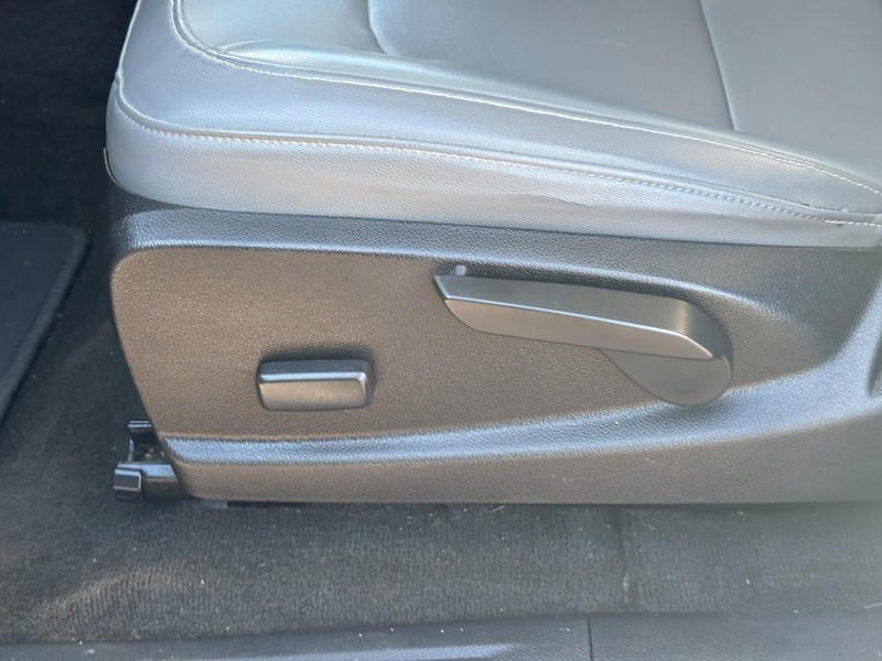 GMC Canyon Vehicle Full-screen Gallery Image 13