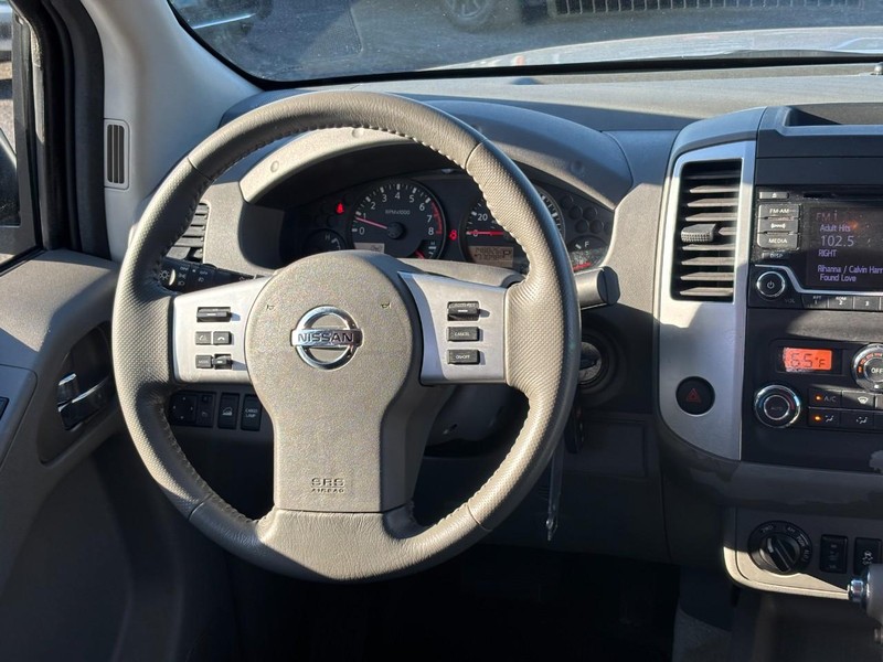 Nissan Frontier Vehicle Full-screen Gallery Image 12