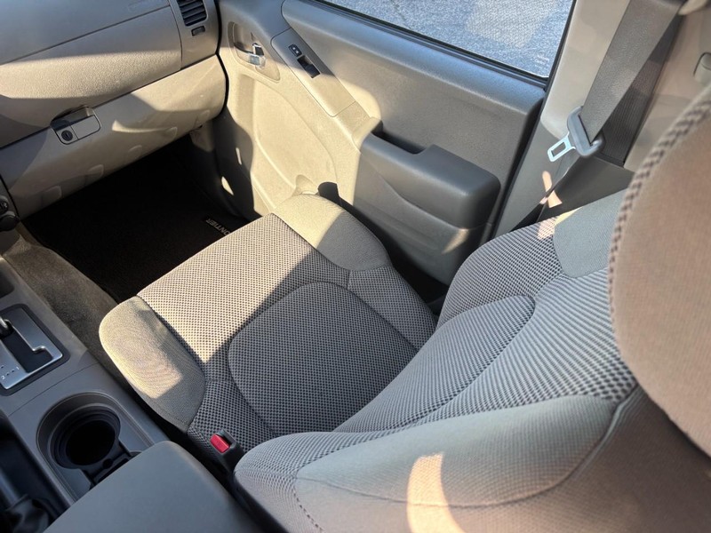 Nissan Frontier Vehicle Full-screen Gallery Image 14