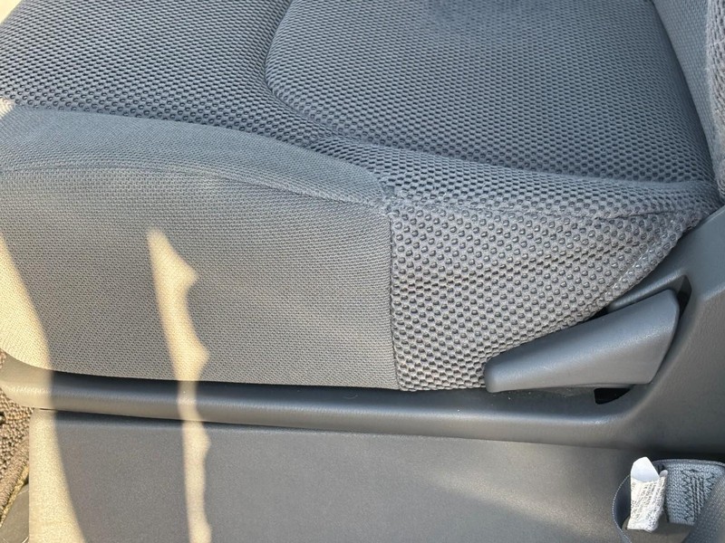 Nissan Frontier Vehicle Full-screen Gallery Image 15