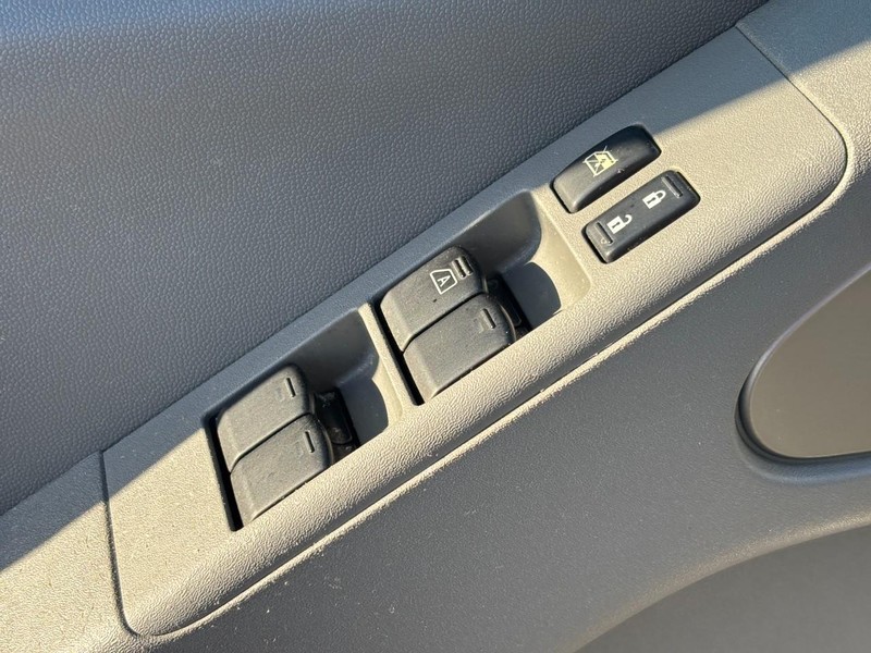 Nissan Frontier Vehicle Full-screen Gallery Image 16