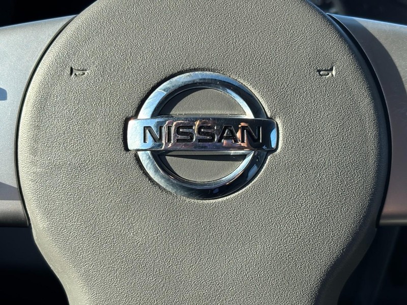 Nissan Frontier Vehicle Full-screen Gallery Image 18