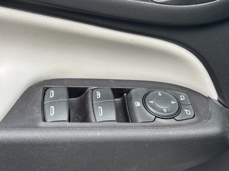 Chevrolet Equinox Vehicle Full-screen Gallery Image 16