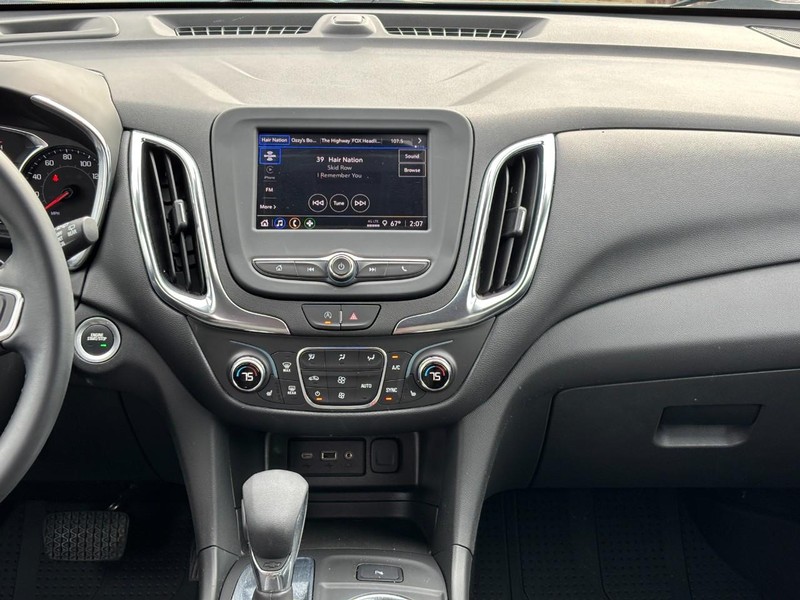 Chevrolet Equinox Vehicle Full-screen Gallery Image 13