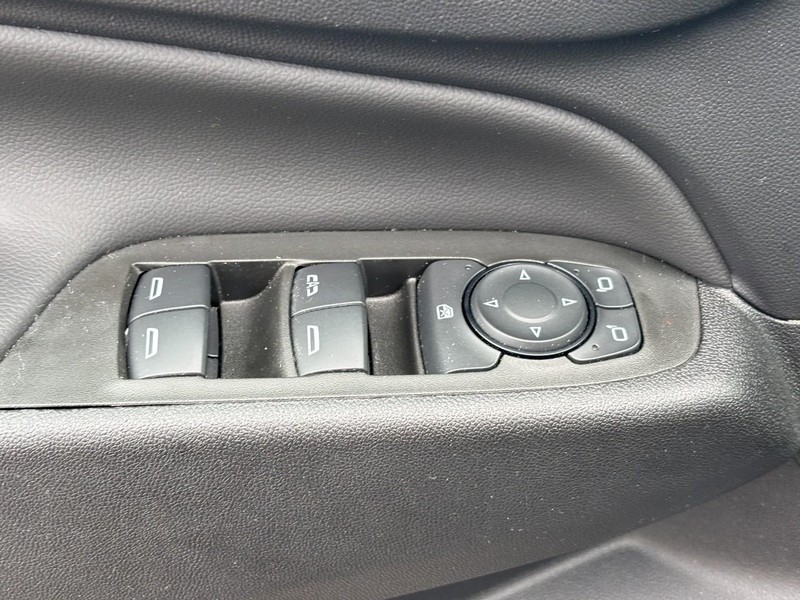 Chevrolet Equinox Vehicle Full-screen Gallery Image 16