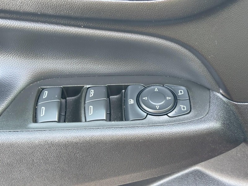 Chevrolet Equinox Vehicle Full-screen Gallery Image 16