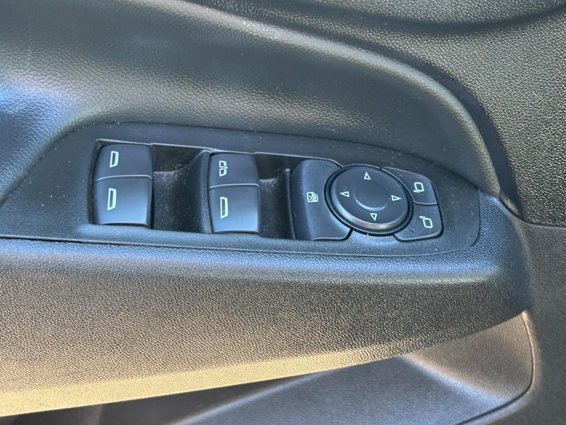 Chevrolet Equinox Vehicle Full-screen Gallery Image 16