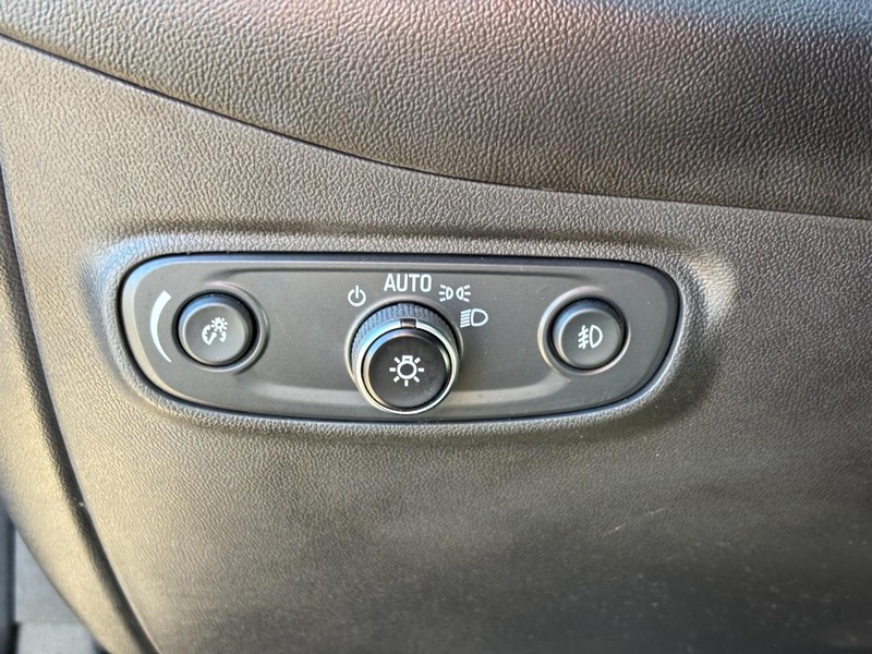 Chevrolet Equinox Vehicle Full-screen Gallery Image 17