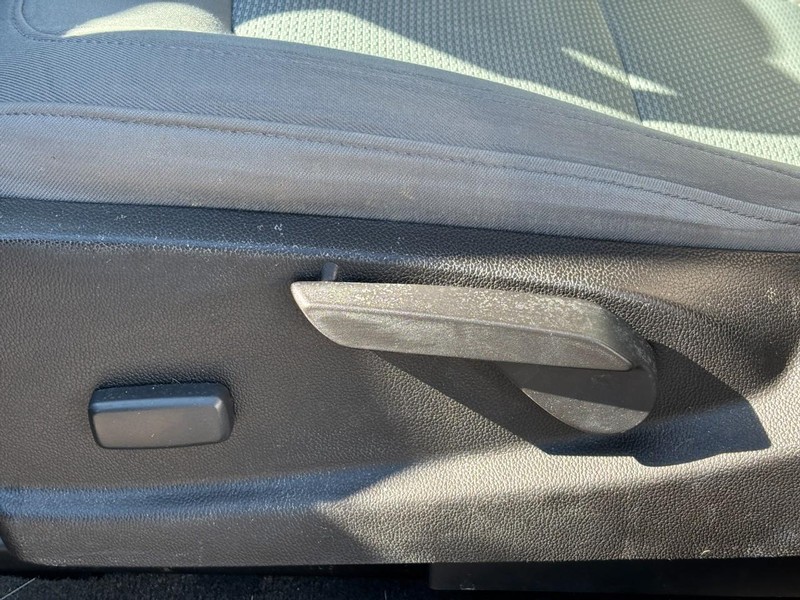 GMC Canyon Vehicle Full-screen Gallery Image 15