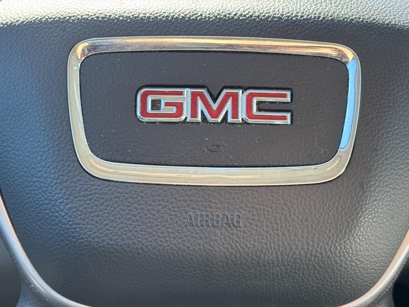 GMC Canyon Vehicle Full-screen Gallery Image 18