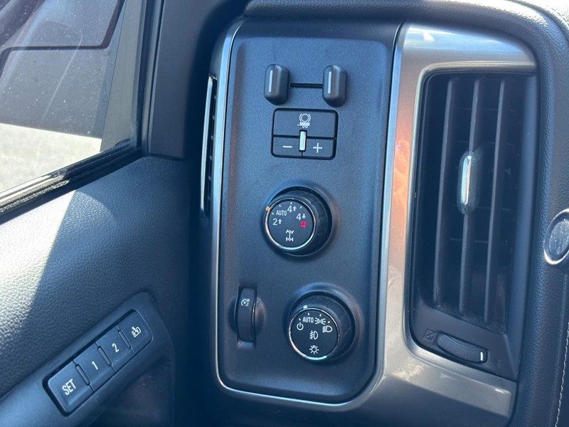 Chevrolet Silverado 1500 Vehicle Full-screen Gallery Image 17