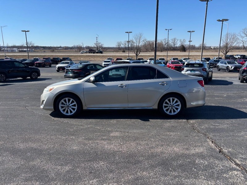 Toyota Camry Vehicle Full-screen Gallery Image 2