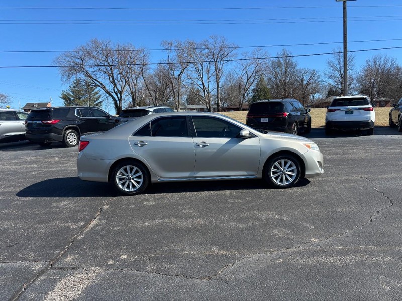 Toyota Camry Vehicle Full-screen Gallery Image 6