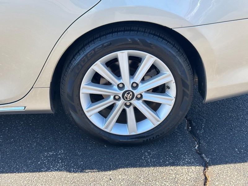 Toyota Camry Vehicle Full-screen Gallery Image 9