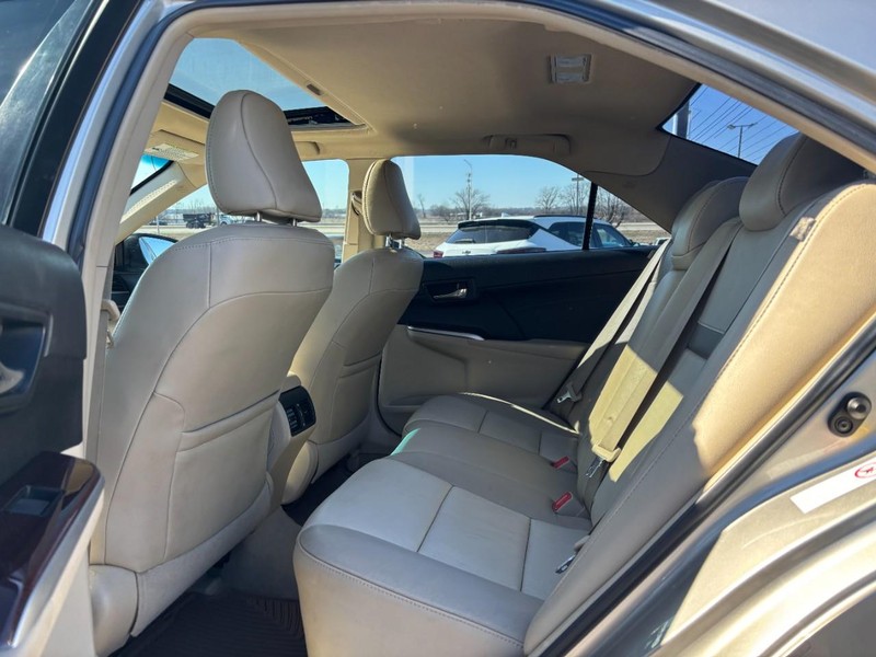 Toyota Camry Vehicle Full-screen Gallery Image 10