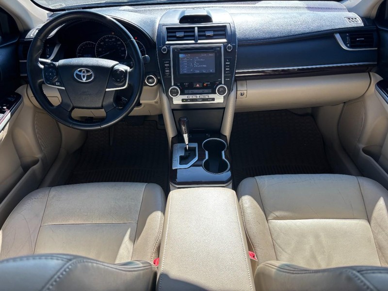 Toyota Camry Vehicle Full-screen Gallery Image 11