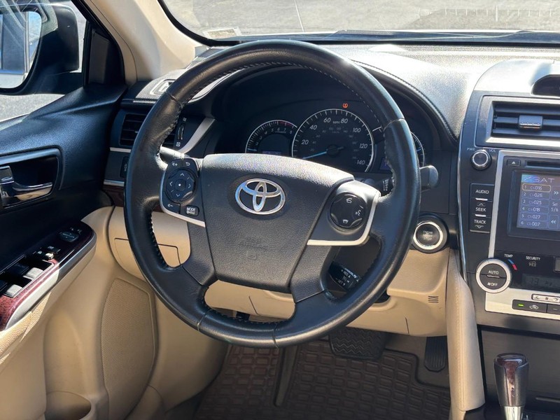 Toyota Camry Vehicle Full-screen Gallery Image 12