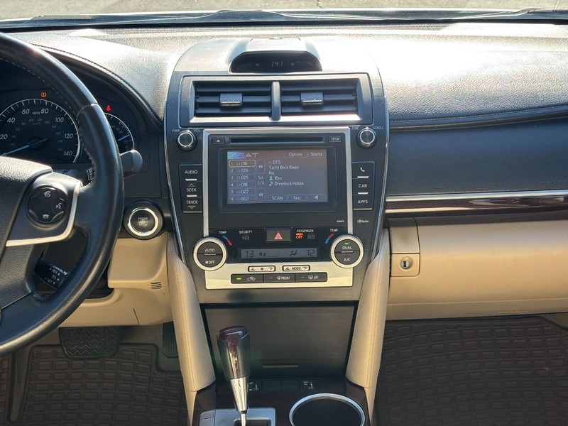 Toyota Camry Vehicle Full-screen Gallery Image 13