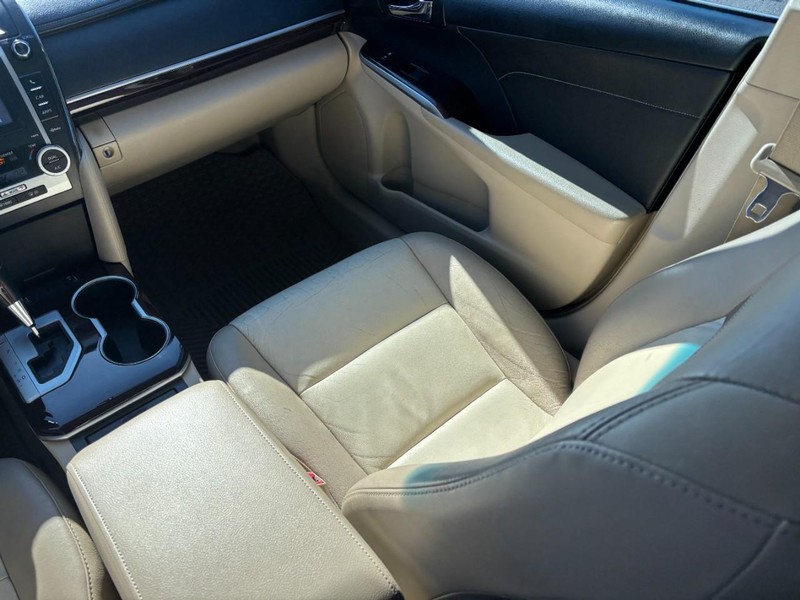 Toyota Camry Vehicle Full-screen Gallery Image 14