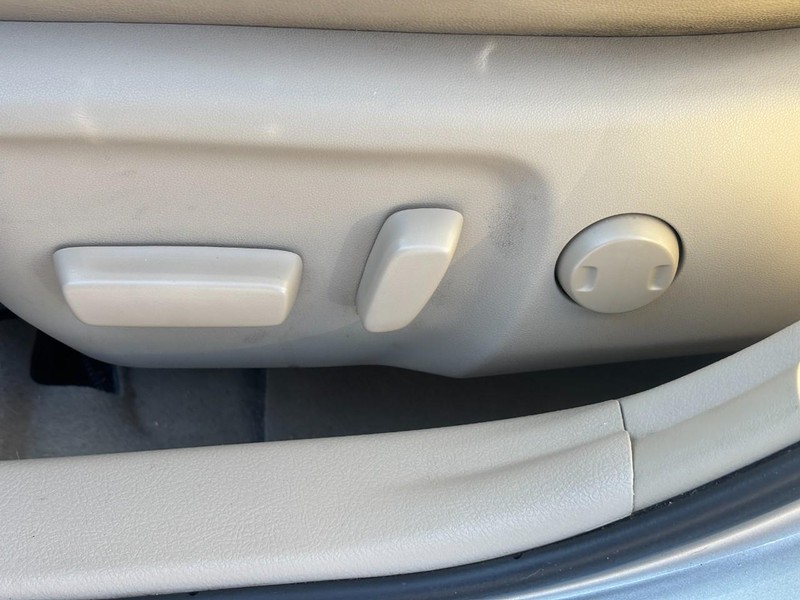 Toyota Camry Vehicle Full-screen Gallery Image 15