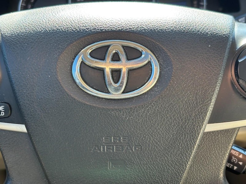 Toyota Camry Vehicle Full-screen Gallery Image 18