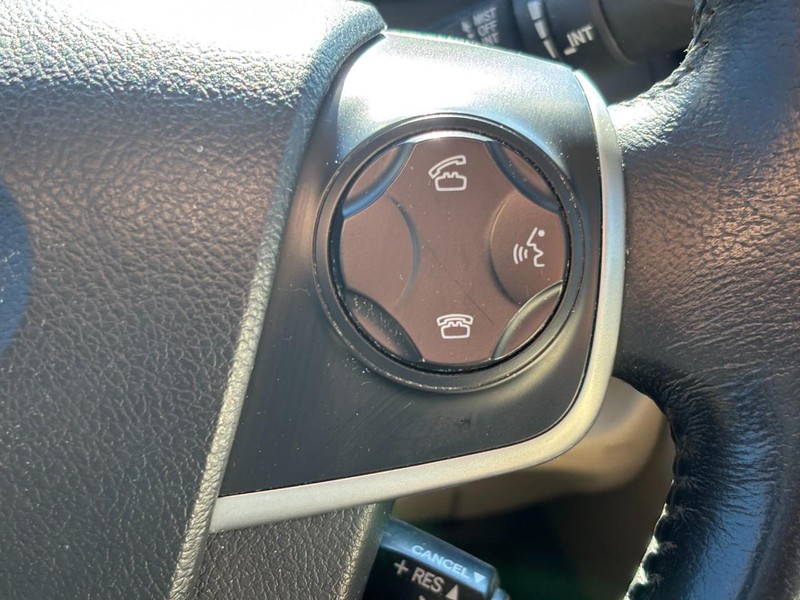 Toyota Camry Vehicle Full-screen Gallery Image 19