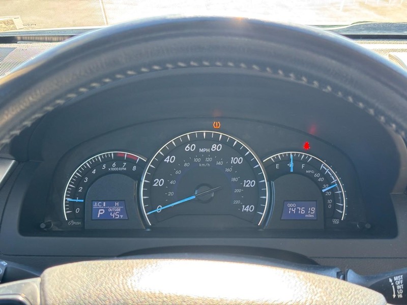 Toyota Camry Vehicle Full-screen Gallery Image 20