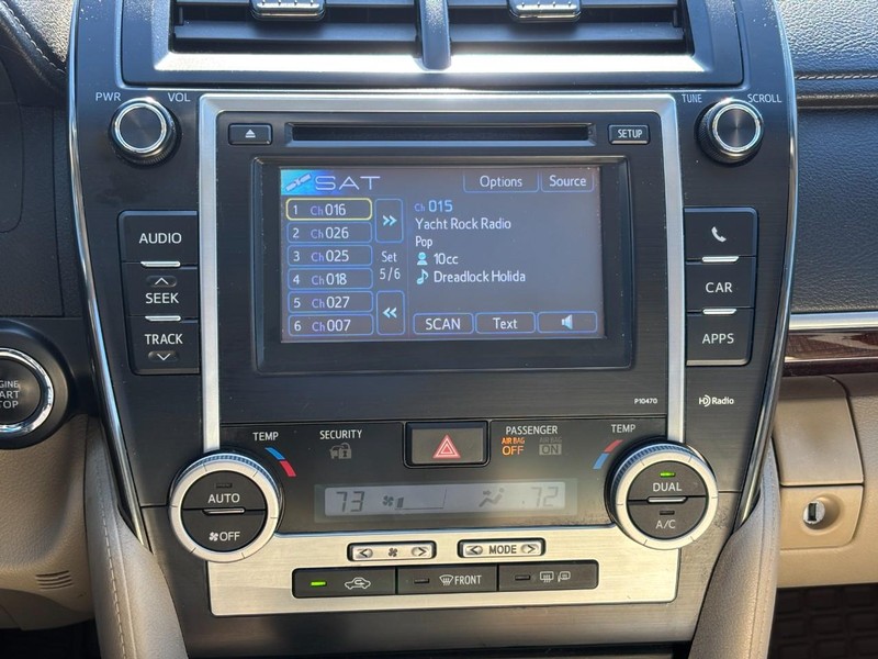 Toyota Camry Vehicle Full-screen Gallery Image 21