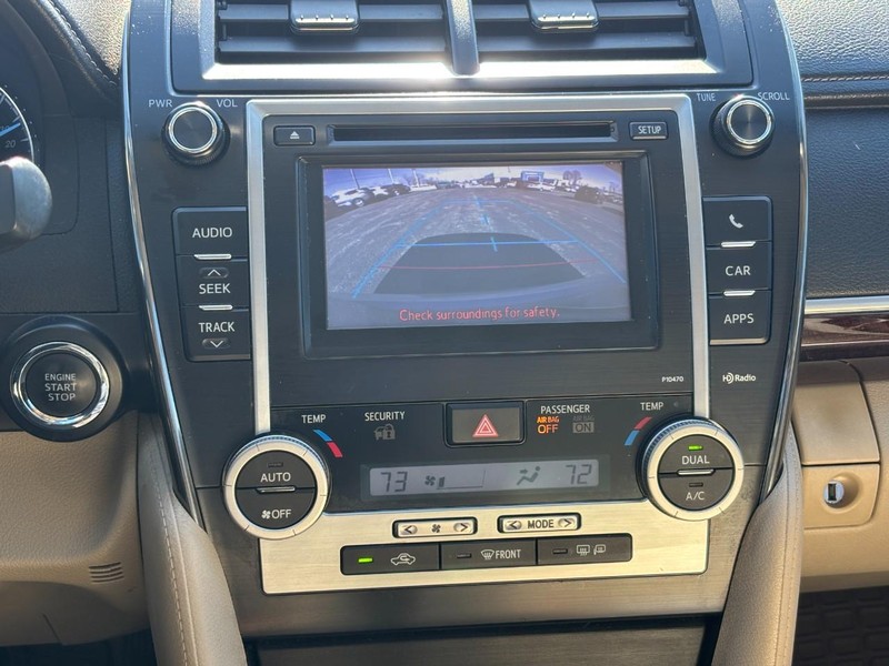 Toyota Camry Vehicle Full-screen Gallery Image 22