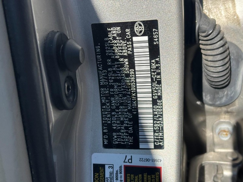 Toyota Camry Vehicle Full-screen Gallery Image 23