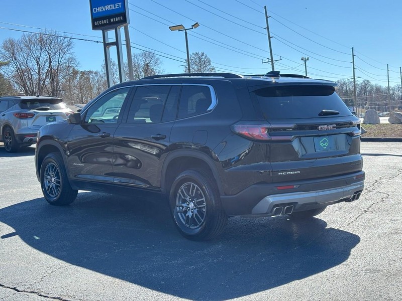 GMC Acadia Vehicle Full-screen Gallery Image 3