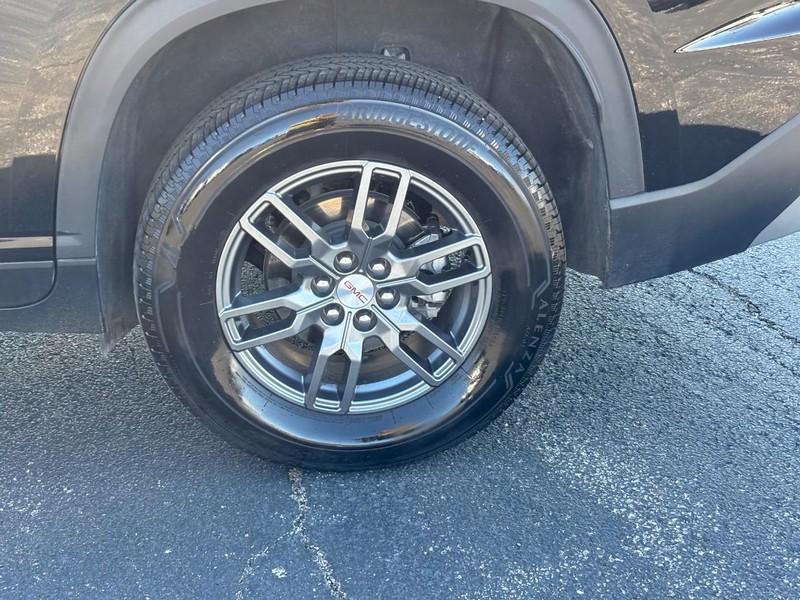 GMC Acadia Vehicle Full-screen Gallery Image 9