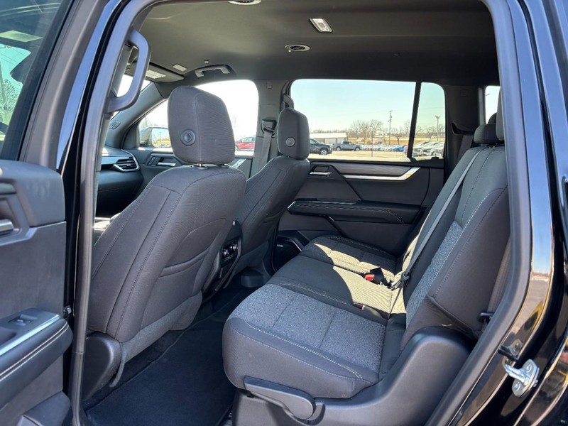 GMC Acadia Vehicle Full-screen Gallery Image 11