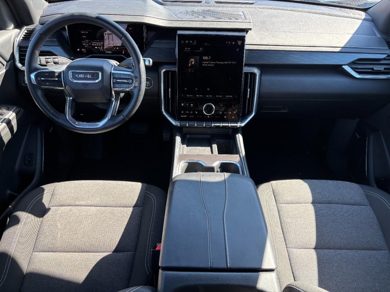 GMC Acadia Vehicle Full-screen Gallery Image 12