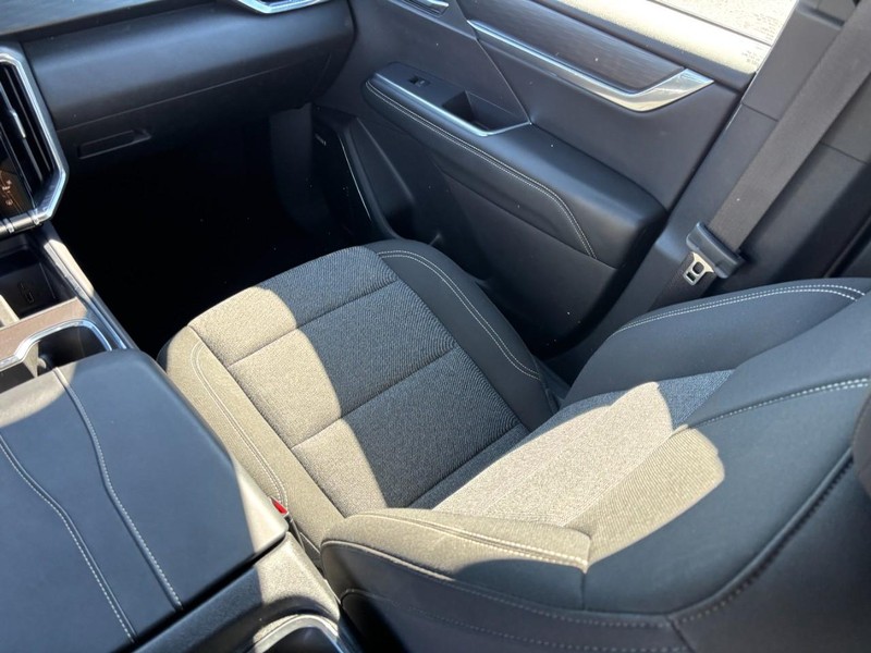 GMC Acadia Vehicle Full-screen Gallery Image 15