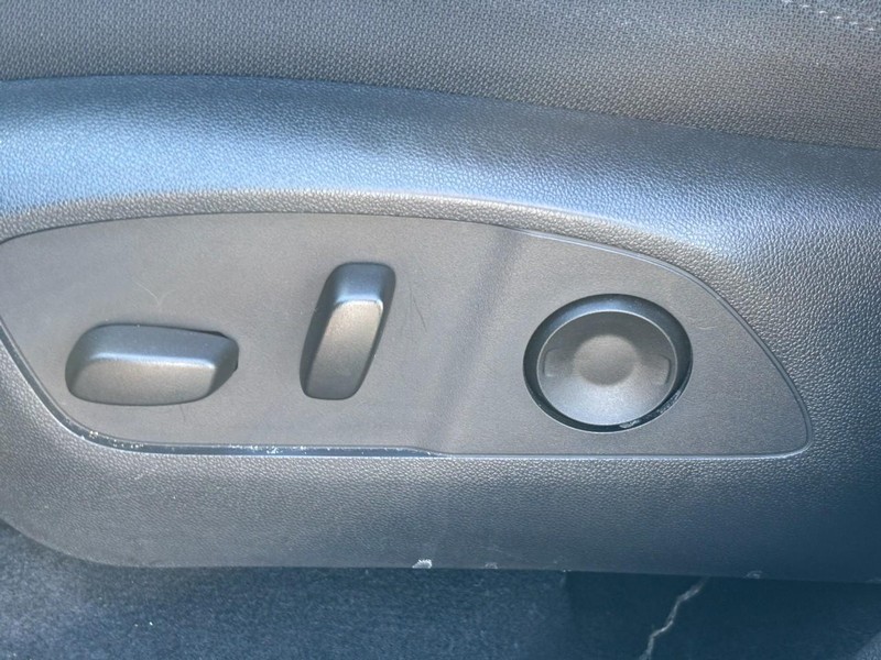 GMC Acadia Vehicle Full-screen Gallery Image 16