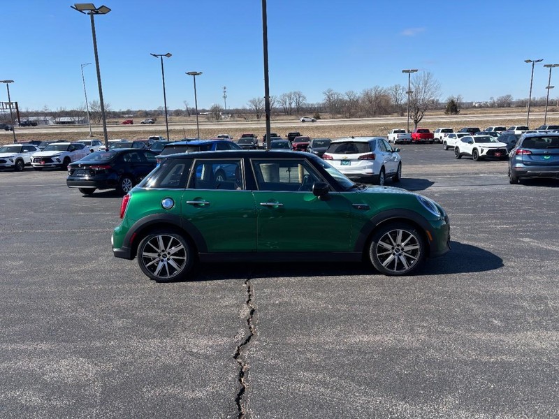 MINI Hardtop 4 Door Vehicle Full-screen Gallery Image 6