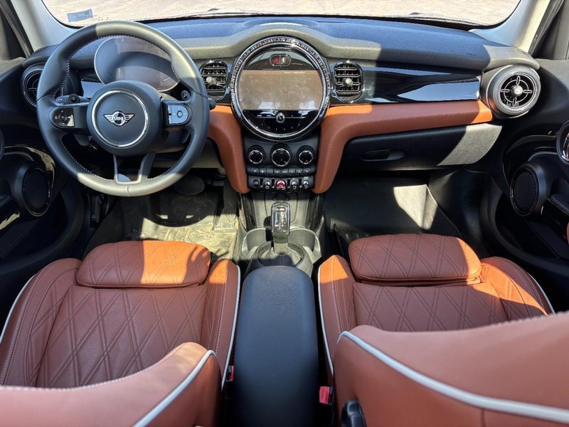 MINI Hardtop 4 Door Vehicle Full-screen Gallery Image 11