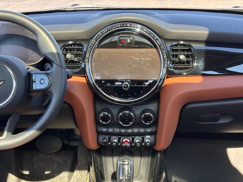 MINI Hardtop 4 Door Vehicle Full-screen Gallery Image 13