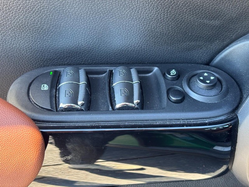 MINI Hardtop 4 Door Vehicle Full-screen Gallery Image 16