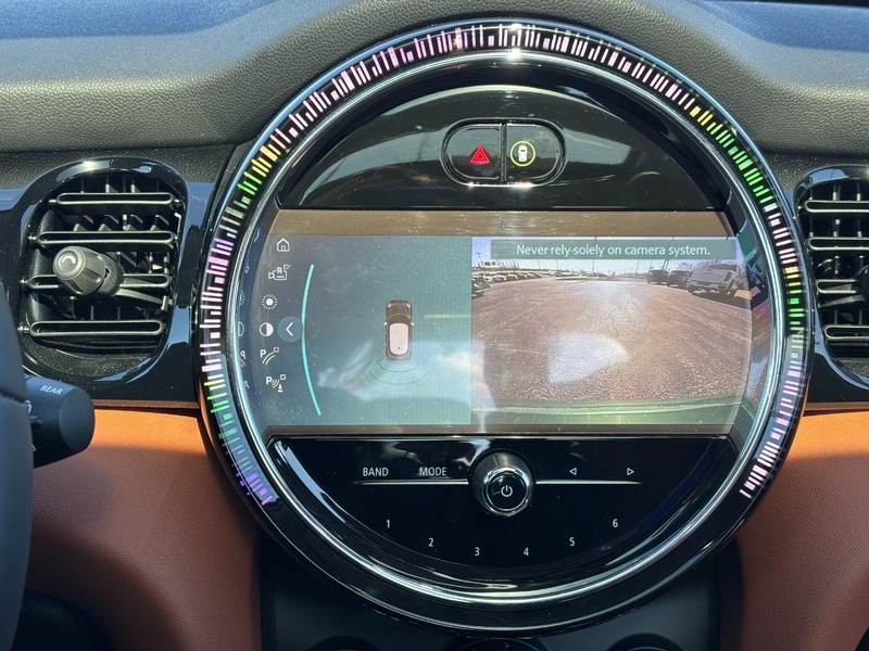 MINI Hardtop 4 Door Vehicle Full-screen Gallery Image 23