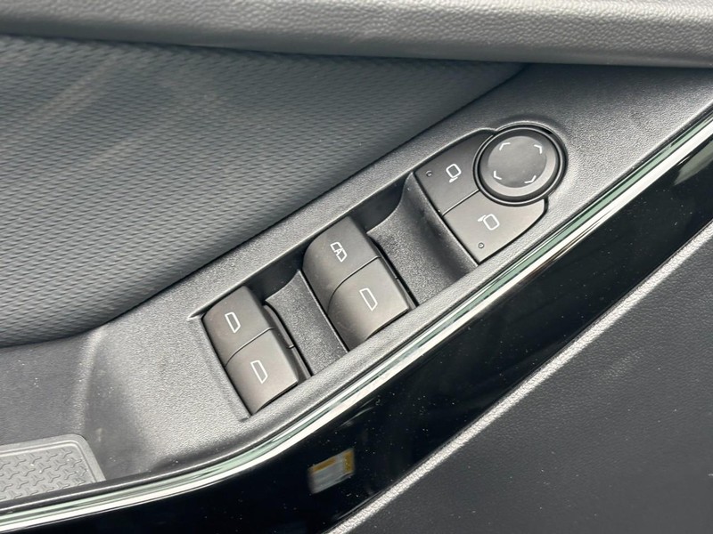 Chevrolet Equinox Vehicle Full-screen Gallery Image 11