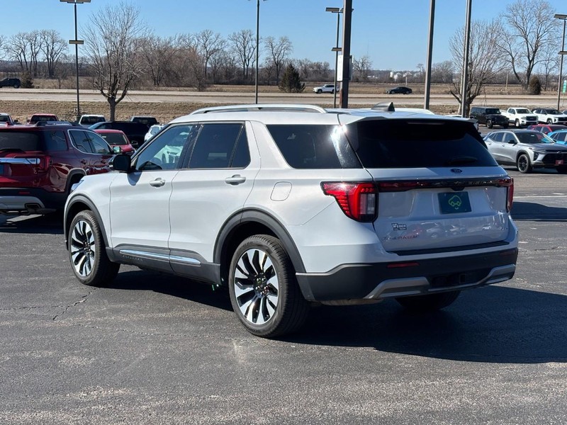 Ford Explorer Vehicle Full-screen Gallery Image 3