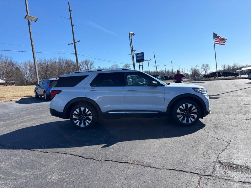 Ford Explorer Vehicle Full-screen Gallery Image 6