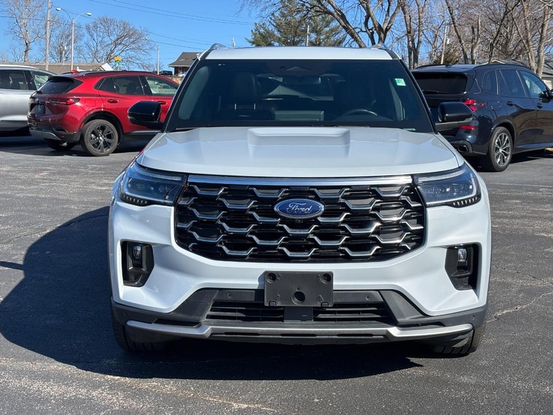 Ford Explorer Vehicle Full-screen Gallery Image 8