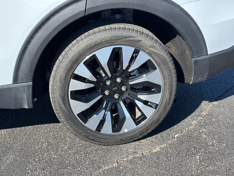 Ford Explorer Vehicle Full-screen Gallery Image 9