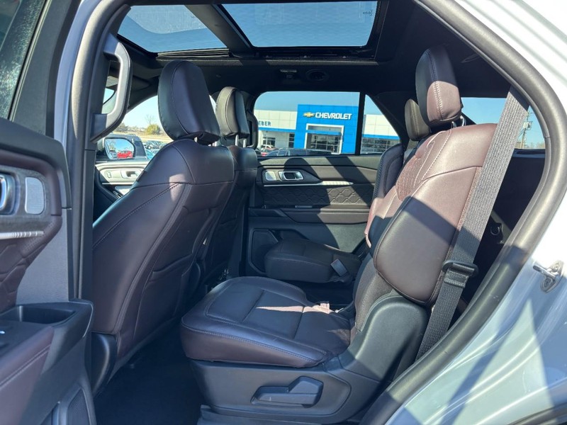 Ford Explorer Vehicle Full-screen Gallery Image 11