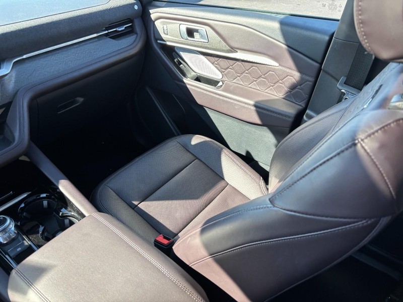 Ford Explorer Vehicle Full-screen Gallery Image 15