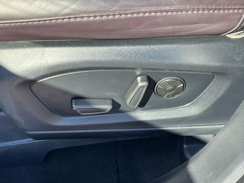 Ford Explorer Vehicle Full-screen Gallery Image 16